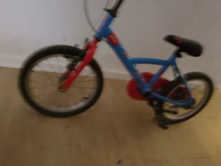 Bicicleta infantil Btwin azul y roja