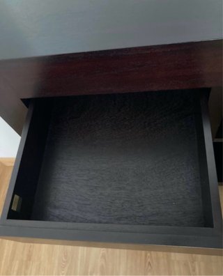 Aparador de madera oscuro