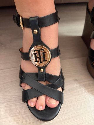 Sandalias de cuña negras y doradas