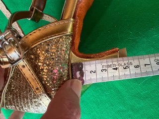 Zapatos de baile dorados con brillos