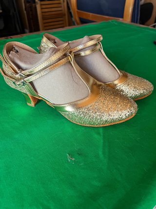 Zapatos de baile dorados con brillos