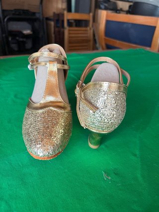 Zapatos de baile dorados con brillos