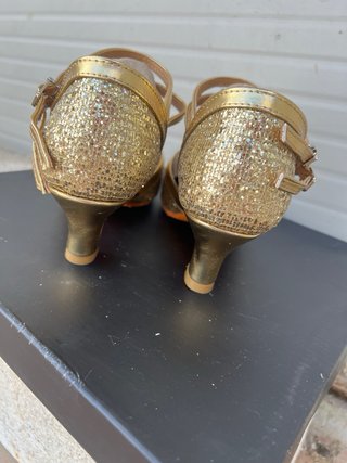 Zapatos de baile dorados con brillos