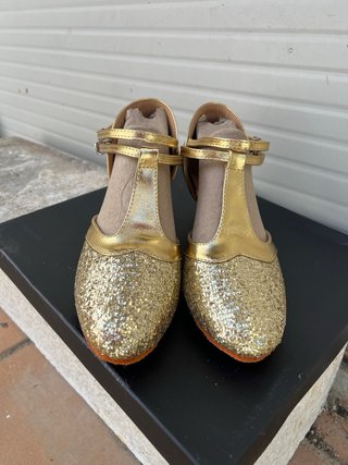 Zapatos de baile dorados con brillos