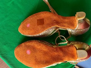 Zapatos de baile dorados con brillos