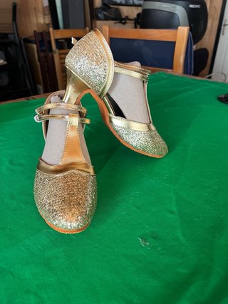 Zapatos de baile dorados con brillos