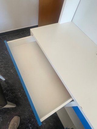 Escritorio blanco y azul