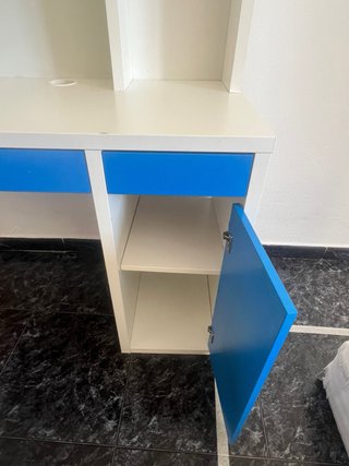 Escritorio blanco y azul
