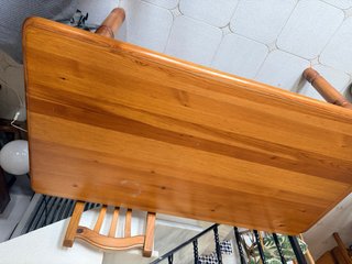 Mesa de comedor de madera con 2 sillas