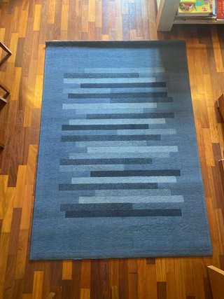 Alfombra azul y gris de tela