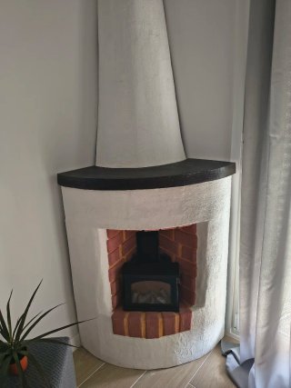 Chimenea decorativa de cartón forrado en yeso