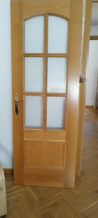 Puerta de madera con cristal