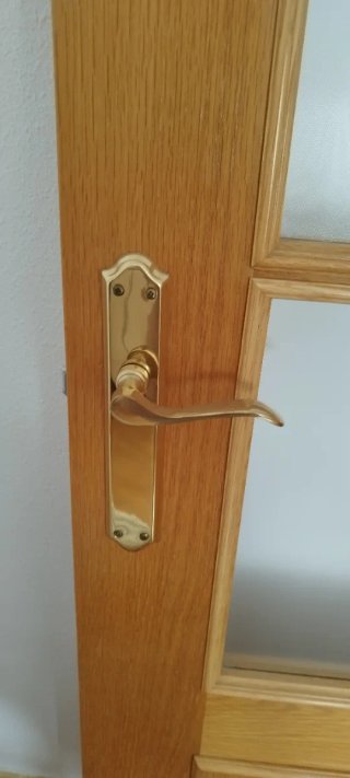 Puerta de madera con cristal