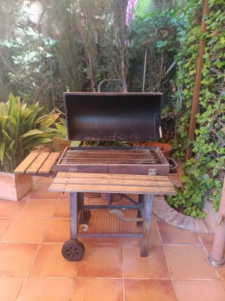 Barbacoa de metal y madera