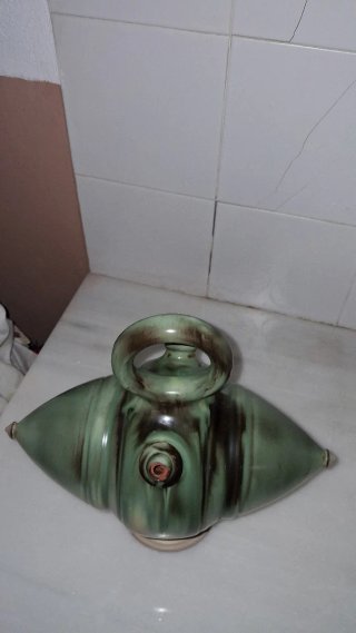 Botijo de cerámica verde y beige