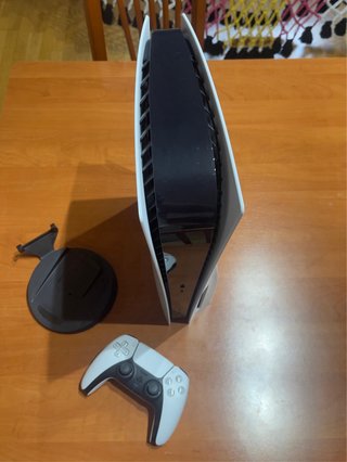 PlayStation 5 con soporte y mando