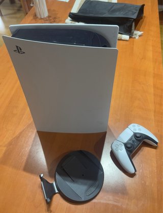 PlayStation 5 con soporte y mando