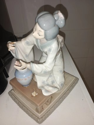 Figura Lladró Geisha con Flores