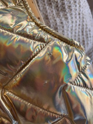 Chaleco dorado con capucha y pelo. Tiene algun def
