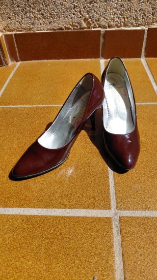 Zapatos de tacón marrones elegantes