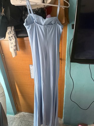 Vestido largo azul con encaje
