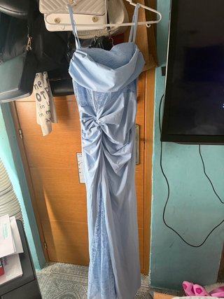 Vestido largo azul con encaje