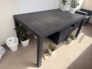 Tavolo da esterno in rattan grigio grande