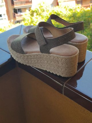 Sandalias brillantes  plateadas y doradas