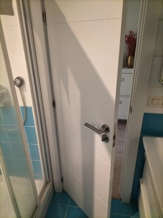Puerta blanca Tiene 6 años