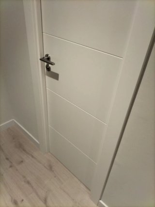 Puerta blanca Tiene 6 años