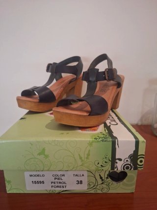Sandalias de tacón de madera