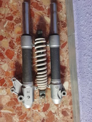 Suspensión Yamaha Aerox Plata/Blanco 80 negociable