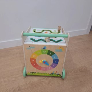 Andador y mesa de actividades Nenittos de madera