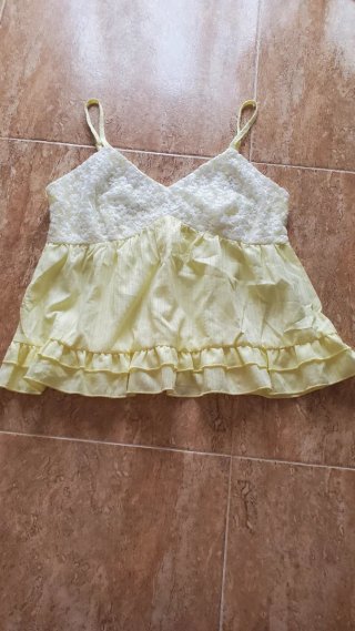 Top amarillo con encaje blanco
