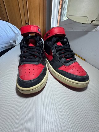 Zapatillas Nike Negras y Rojas