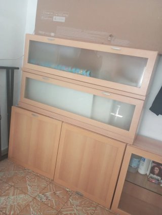 Mueble de madera y cristal
