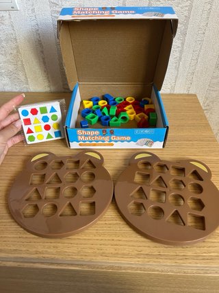 Juego de encajar formas siguiendo muestra de carta