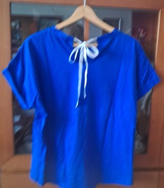 Camiseta azul con Torre Eiffel plateada