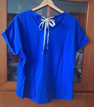 Camiseta azul con Torre Eiffel plateada