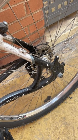 Bicicleta de montaña blanca