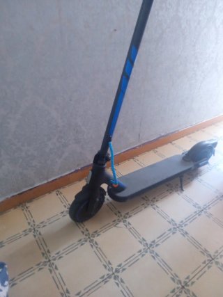 Patinete Eléctrico Azul y Negro