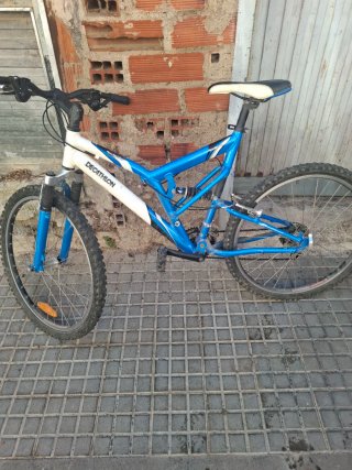Bicicleta de montaña azul y blanca