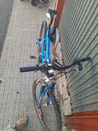 Bicicleta de montaña azul y blanca