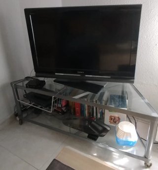 Mueble para TV de cristal y metal.
