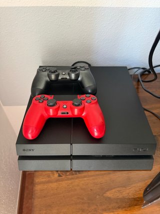PS4 (PlayStation 4)