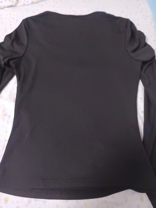 Camiseta SHEIN negra botones dorados