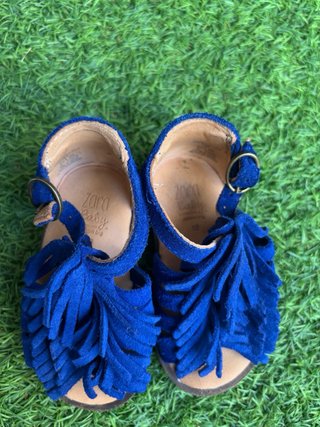Sandalias bebé azul con flecos