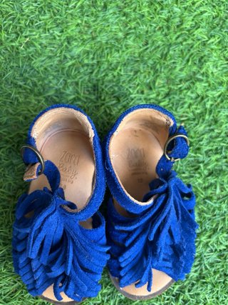 Sandalias bebé azul con flecos