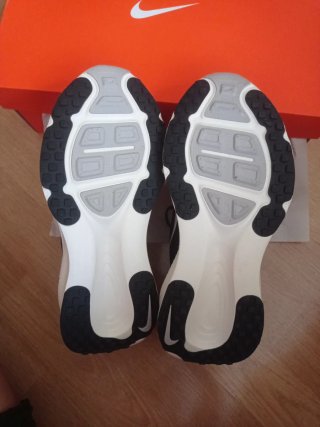 Zapatillas Nike Vomero 18 Negras/Blancas