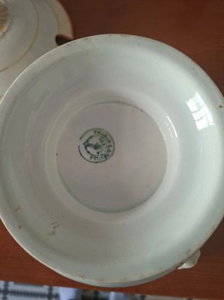 Sopera de cerámica blanca y naranja
